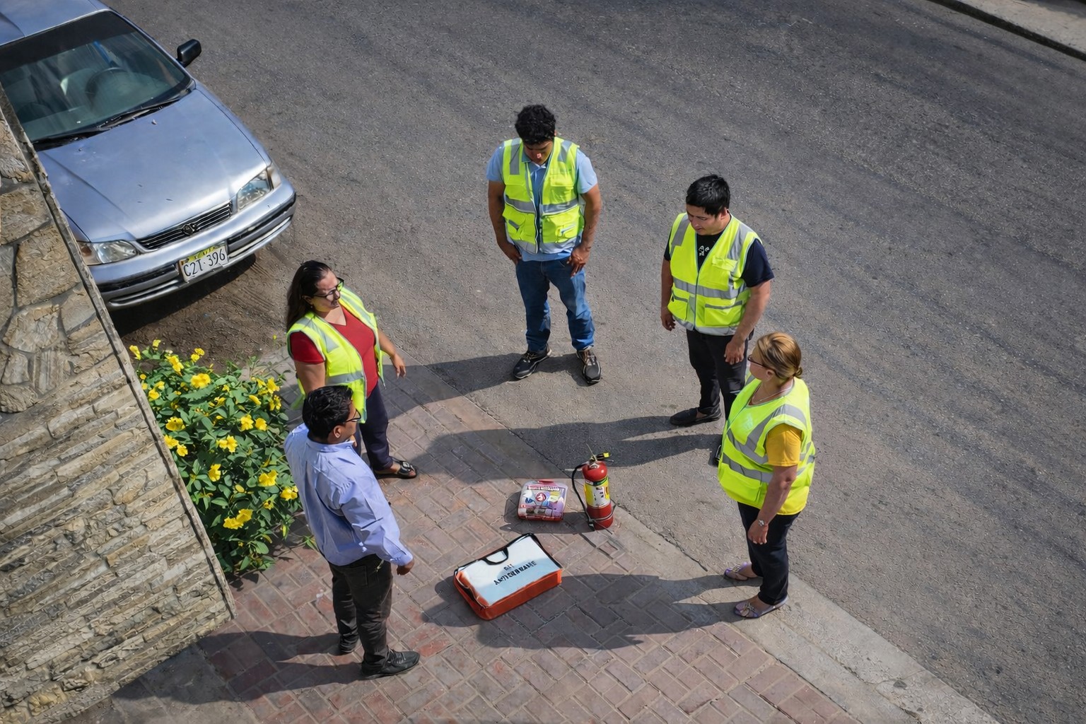 Personal de limpieza con traje
